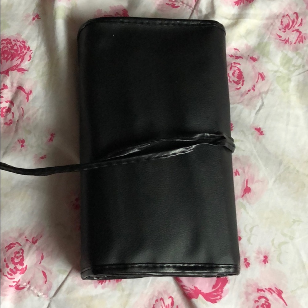 Makeup brush set with carrier